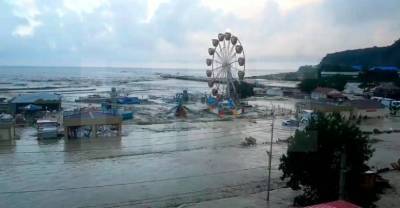 Грустный праздник: На Кубани из-за сильных ливней затопило парк аттракционов