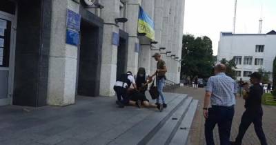 Как в лихих 90-х: мужчину задержали после перестрелки у администрации Вышгорода (видео)
