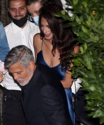 Джордж Клуни - Амаль Клуни - Идеальный образ для летнего свидания: платье-комбинация цвета ночного неба как у Амаль Клуни - skuke.net