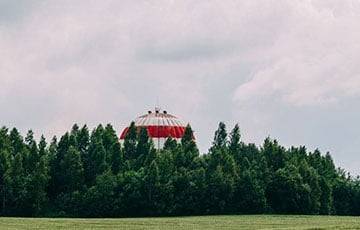 Под Минском появился огромный купол бело-красно-белого цвета