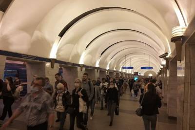 Станция «Петроградская» закрыла вход по утрам и ограничила по вечерам