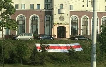 Партизаны украсили Минск гигантским национальным флагом, который «ябатьки» не посмели тронуть
