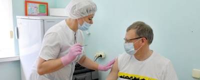 Губернатор Омской области Александр Бурков вакцинировался от ковида