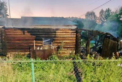 Смоленске пожарные дважды за понедельник выезжали тушить горящие сараи
