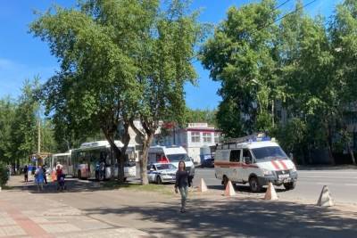 В центре Сыктывкара автобус окружили спецмашины