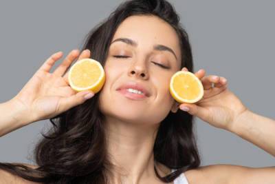 Дерматологи рассказали, чем полезен витамин С для кожи