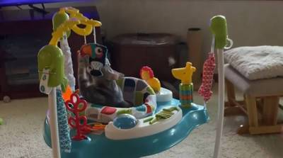 Пушистый наглец: кот прогнал ребенка, чтобы поиграть с детским креслом - забавное видео!