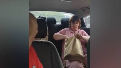"Ты недоношенный!": выпившая пассажирка отказалась платить слабослышащему таксисту