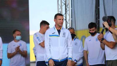 Украинские флаги выбросили как мусор после встречи сборной в "Борисполе"