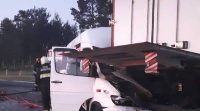 Два человека погибли и пять травмированы при столкновении грузовиков и микроавтобуса под Осиповичами
