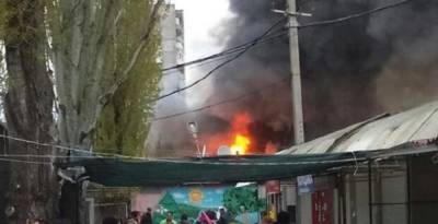 Пожар на Молдаванке в Одессе, кадры ЧП: "Огонь грозил перекинуться на жилой дом"
