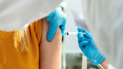 Депздрав сообщил о постоянном отслеживании количества вакцины от COVID-19 в Москве
