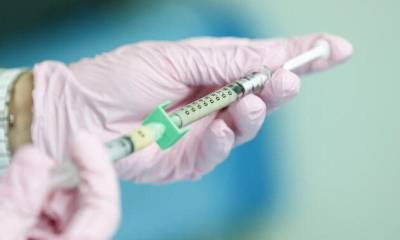 «Высасыватель», накладные руки и фальшивые сертификаты: на что идут антипрививочники, чтобы избежать вакцинации