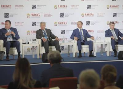 Михаил Романов принял участие в пленарной сессии Международного Невского форума