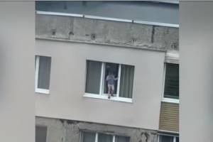 В Мариуполе ребенок едва не выпал из окна на девятом этаже. ВИДЕО