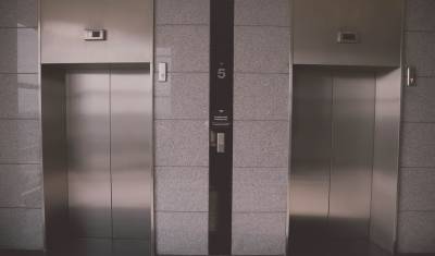 Житель Владивостока застрял в лифте на 17 часов