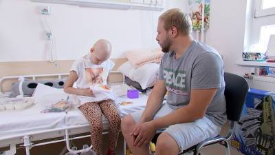 Зрители ТВЦ помогли собрать деньги на лечение Дарины Пенских