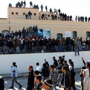 Британия увеличит тюремные сроки для мигрантов, пересекающих Ла-Манш