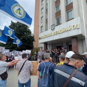 В Николаеве под апелляционным судом митингуют рабочие завода. Фото - reporter-ua.com - Украина - Николаев
