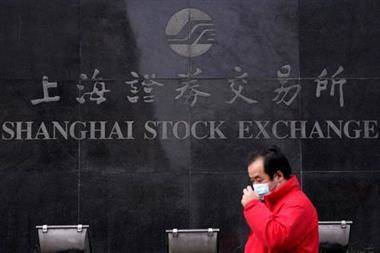 Китайские акции закрылись в минусе вслед за сектором здравоохранения, техсектором