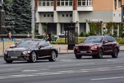 В центре столицы заметили сразу два шикарных Bentley с одинаковыми номерами (ФОТО)