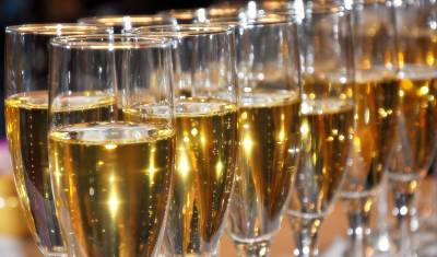 Проявили солидарность: производители шампанского намерены бойкотировать Россию