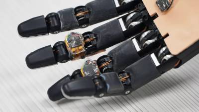 В Сингапуре представили роботизированную руку, которая «чувствует» предметы и восстанавливается при порезах