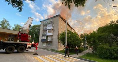 «Не успеваем подставлять вёдра»: в Светлогорске заливает квартиры в пятиэтажке, где сгорела крыша (фото, видео)