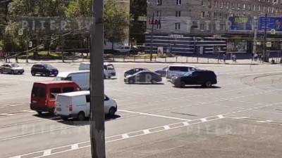 На видео попало столкновение двух иномарок на Народной улице