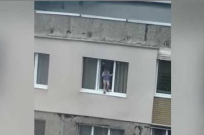 В Мариуполе ребенок едва не выпал из окна на девятом этаже