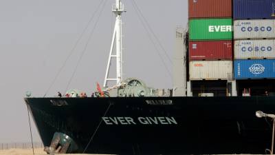 Суд Египта снял арест с перекрывшего Суэцкий канал судна Ever Given