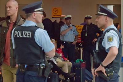 Неизвестный с ножом напал на прохожих в немецком аэропорту