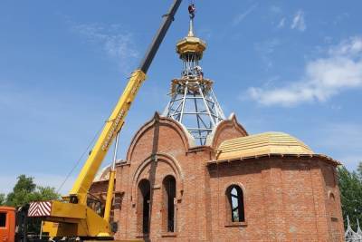 На храм в селе Питим Пичаевского района установили крест и купол