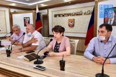 В Кизилюрте сотрудники Минтруда Дагестана обсудили «Социальный контракт»