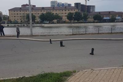 В Астрахани сапоги перекрыли дорогу