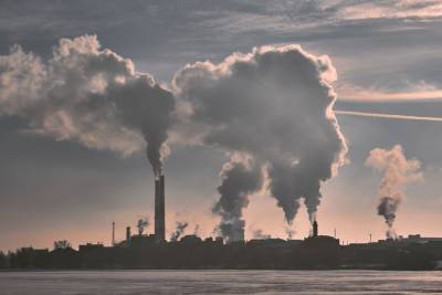 Завод в Твери наказали штрафом за загрязнение воздуха