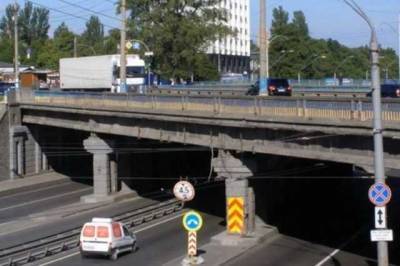 В Киеве бетонная глыба с Берестейского моста рухнула на авто: причина ЧП и рассказ очевидца