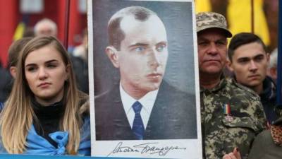 Движение на запад: когда Зеленский вернет Бандере звание Героя Украины