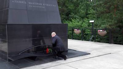 Путин возложил цветы к монументу "Память шахтерам Кузбасса"