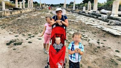 Петербурженку с тремя детьми унесло в открытое море во время шторма в Абхазии
