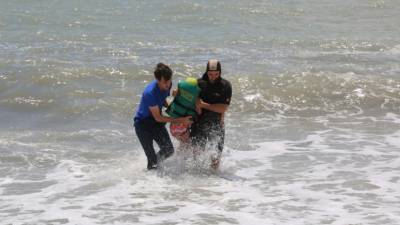 В Абхазии россиянку с тремя детьми унесло течением в море