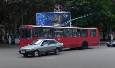 В троллейбусе вода хлынула с потолка, намочив пассажиров: видео из Одессы