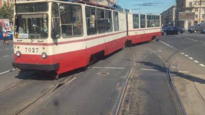 В Петербурге лопнувшие от жары рельсы остановили трамваи на 1,5 часа