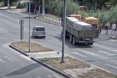 На юге Волгограда водитель КамАЗа протаранил маршрутку