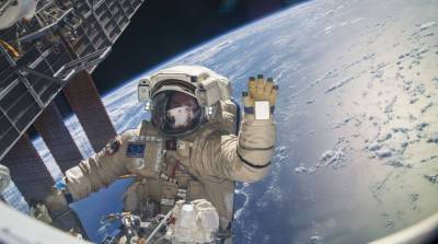 "Иваныч, лови!" Космонавты вручную устанавливают пятитонный спутник (Видео)