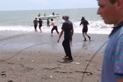 Опубликовано видео поиска петербургской семьи, которую унесло в море в Гагре