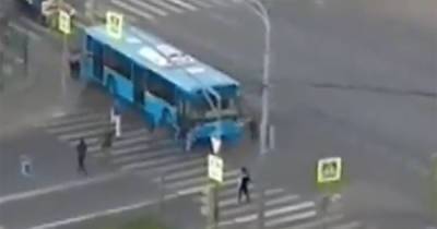 Москвичи пытались остановить неуправляемый автобус и поплатились