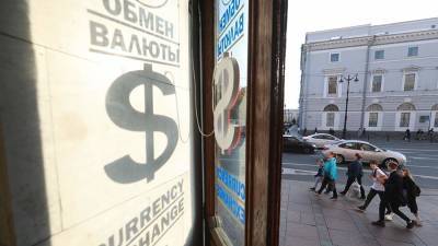 Курс доллара на Мосбирже превысил 74 рубля впервые с мая