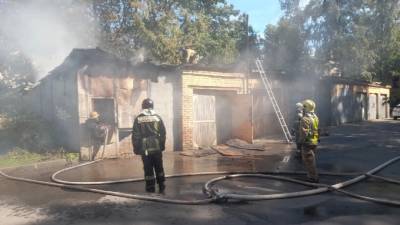 На Среднеохтинском проспекте спасатели ликвидировали пожар в гаражах