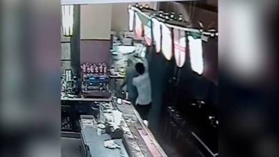 Видео: в Ришон ле-Ционе эритреец облил кипящим маслом работника ресторана